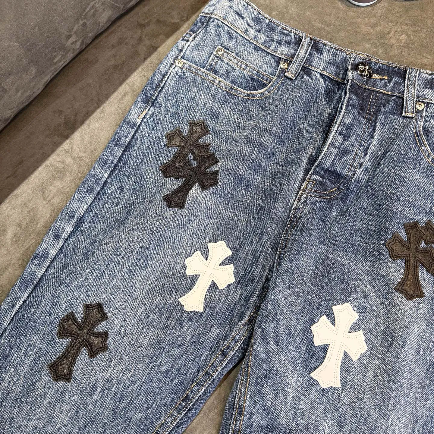 P270 ChromeHearts Chrome washed blue black and white leather straight pants, ceiling-level jeans, a pair is hard to find at the counter‼ ️About Zangyin✅This is an extremely luxurious fashion brand that can also be called the aristocracy of the high street. It has always been an exclusive brand for some hipsters or rich second generations. The color of this model is already very eye-catching by using a unique washed material. It is decorated with pink patch cross flowers, which cleverly highlights the charm of the brand. Secondly, this model adopts a classic high-waist cut design, which highlights the long legs and fashionable temperament of the upper body. The brand is highly recognizable and the slim-fitting configuration is more suitable for daily wear. The personality will be fashionable and the specifications can be seen at a glance. Materials and technology ✅ Needless to say, this point goes without saying. As an excellent craftsman brand, Zangyin's requirements for details and craftsmanship are really perfect. The washed color of this model has gone through a lot of processes, not to mention the embellishment of the denim appliqués. It is also purely handmade and sewn. Just like what they believe in, only handmade things have soul and have the meaning of wearing. A top-notch heavy-duty fashionable denim item, recommended by both hands‼ ️ Size: 28, 30, 32, 34, 36 (S-XXL) Color: blue Size reference: Pants length 100 102 104 106 106 Waist 72 76 80 84 88 Recommended weight S (about 110 pounds) M (about 120 pounds) L (about 140 pounds) XL (about 165) XXL (about 185)
